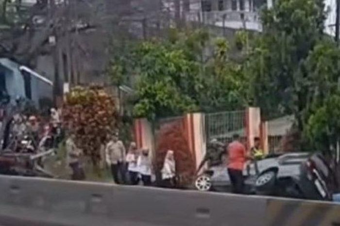 Toyota Calya Tabrak lima Motor di Jalan Soekarno-Hatta Semarang