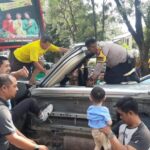 Aksi Aipda Ragil Evakuasi Penumpang dari Mobil yang Terguling