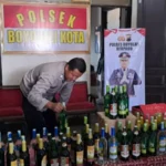 Petugas Temukan 60 Botol Isi Miras Gerebek Toko di Pasar Sunggingan Boyolali